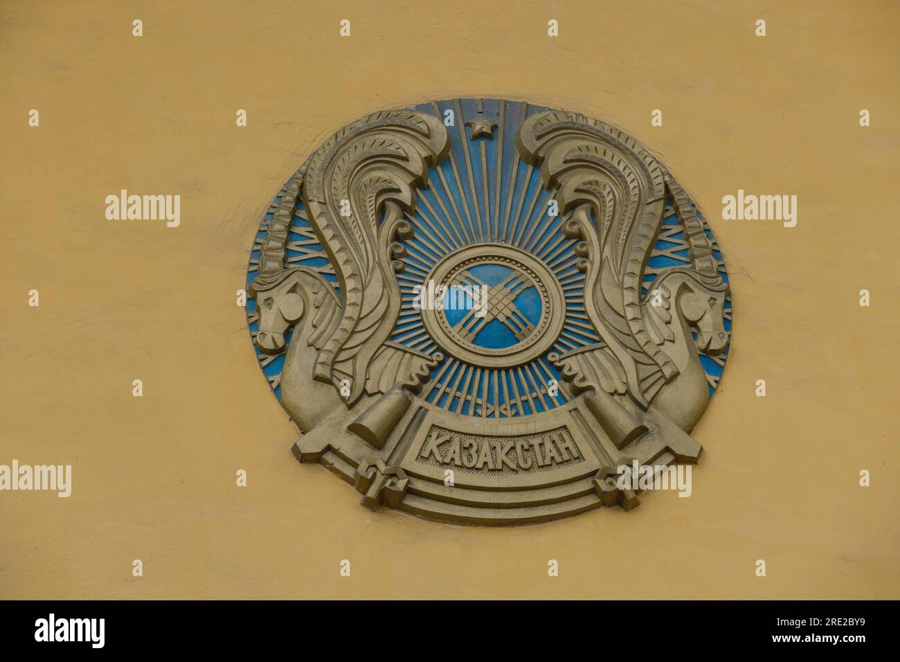 Kazakistan, Almaty. Emblema della Casa della Scienza, stile imperiale sovietico. Foto Stock