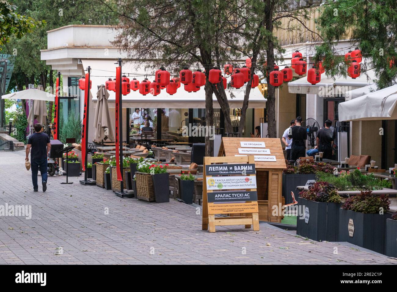 Kazakistan, Almaty. Un ristorante lungo la passeggiata Panfilov, una passerella pedonale. Foto Stock