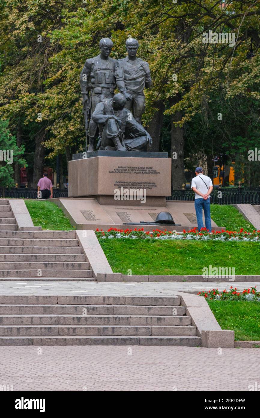 Kazakistan, Almaty. Monumento ai morti della guerra kazaka, inclusa la guerra in Afghanistan. Panfilov Guardsmen Park. Foto Stock