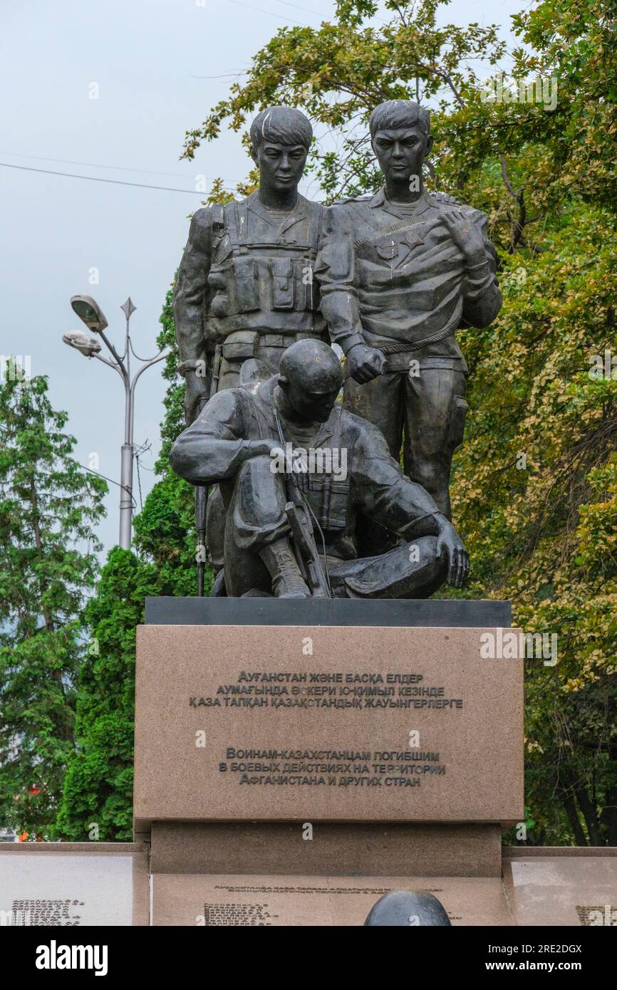 Kazakistan, Almaty. Monumento ai morti della guerra kazaka, inclusa la guerra in Afghanistan. Panfilov Guardsmen Park. Foto Stock