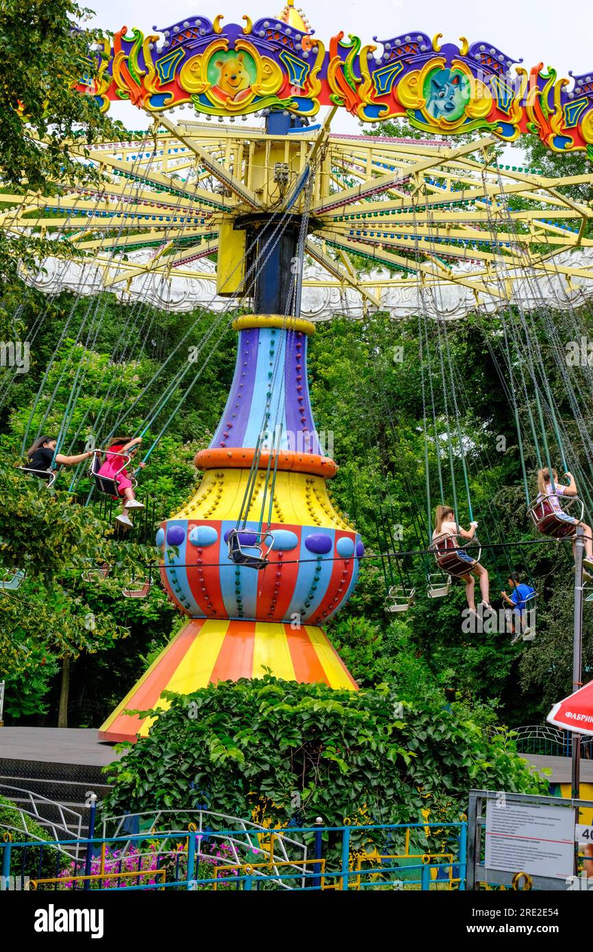 Kazakistan, Almaty. People On Amusement Park Ride, Central Park for Culture and Recreation. Foto Stock
