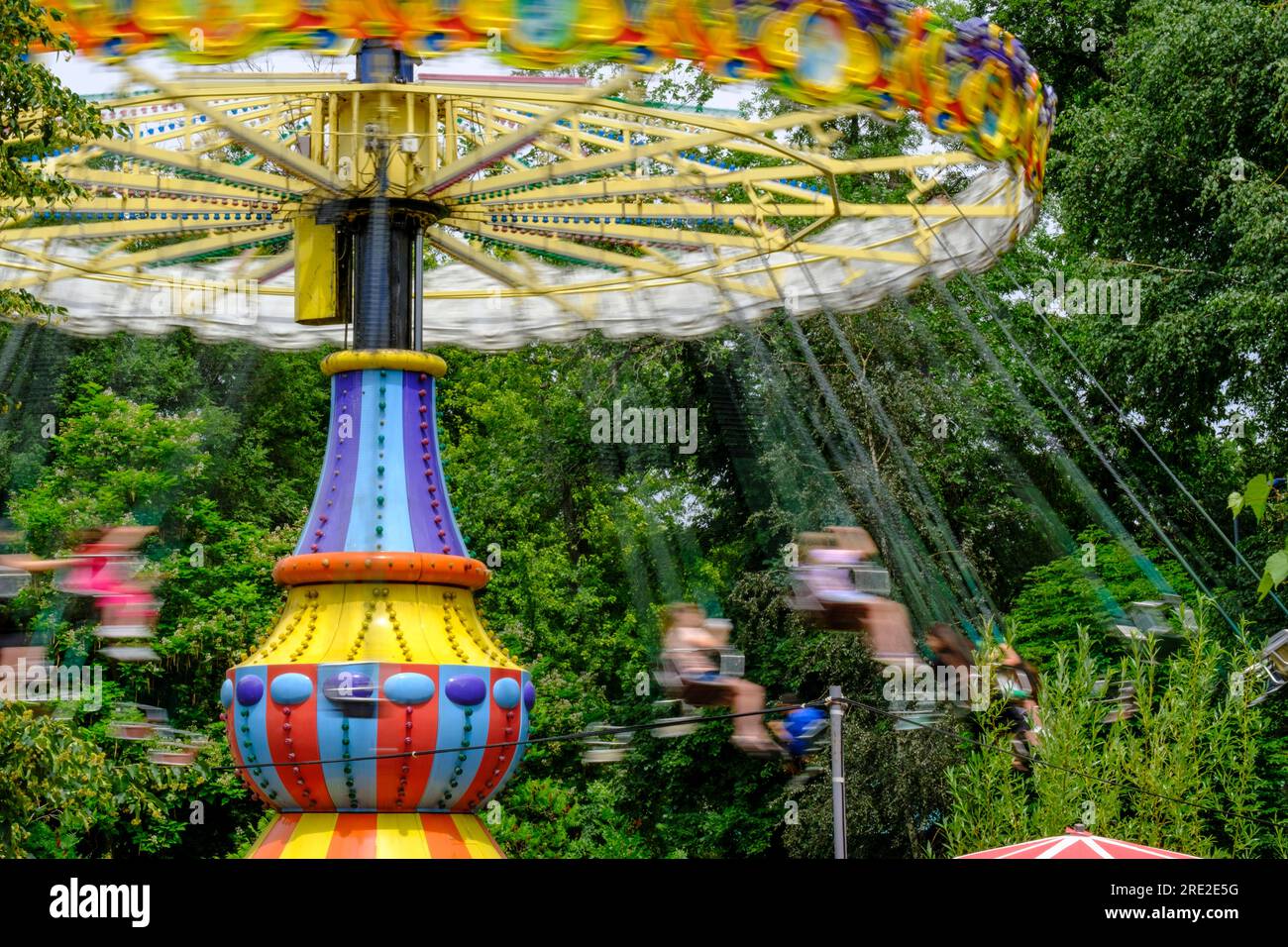 Kazakistan, Almaty. People On Amusement Park Ride, Central Park for Culture and Recreation. Foto Stock