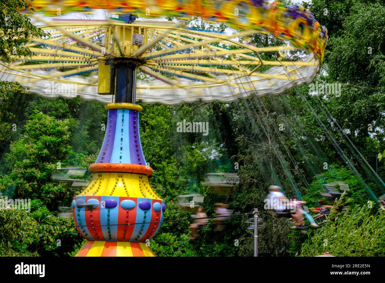 Kazakistan, Almaty. People On Amusement Park Ride, Central Park for Culture and Recreation. Foto Stock