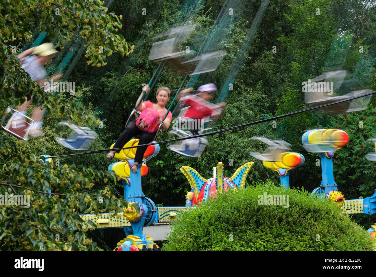 Kazakistan, Almaty. People On Amusement Park Ride, Central Park for Culture and Recreation. Foto Stock