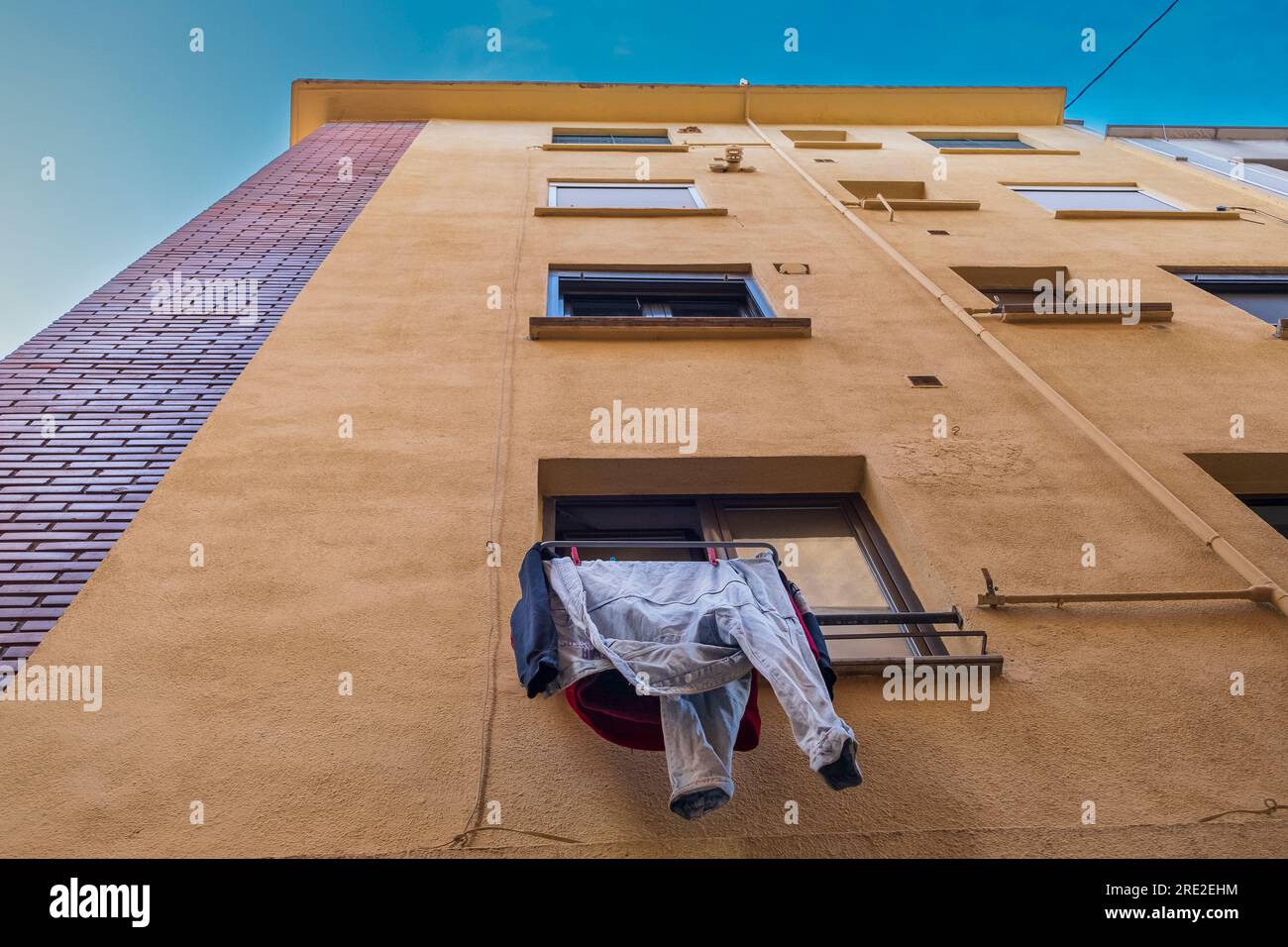 Blick an einem Haus hoch mit WŠsche, die am Fenster zum trocknen hŠngt in der Altstadt von Valencia *** guardando in alto una casa con la lavanderia appesa Foto Stock Blick an einem Haus hoch mit WŠsche, die am Fenster zum trocknen hŠngt in der Altstadt von Valencia *** guardando in alto una casa con la lavanderia appesa Foto Stock