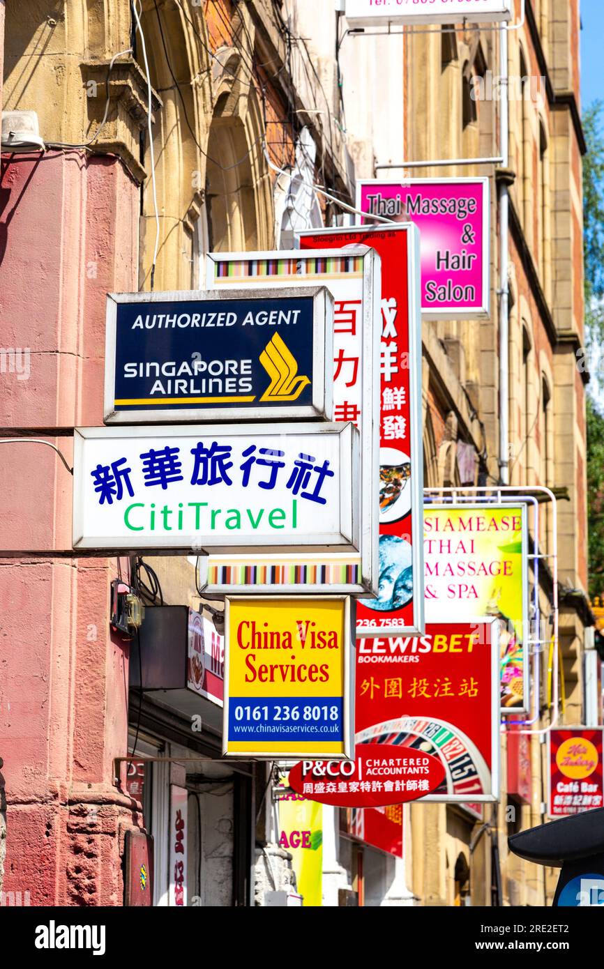 Insegne colorate in Faulkner Street a Chinatown, Manchester, Inghilterra, Regno Unito Foto Stock