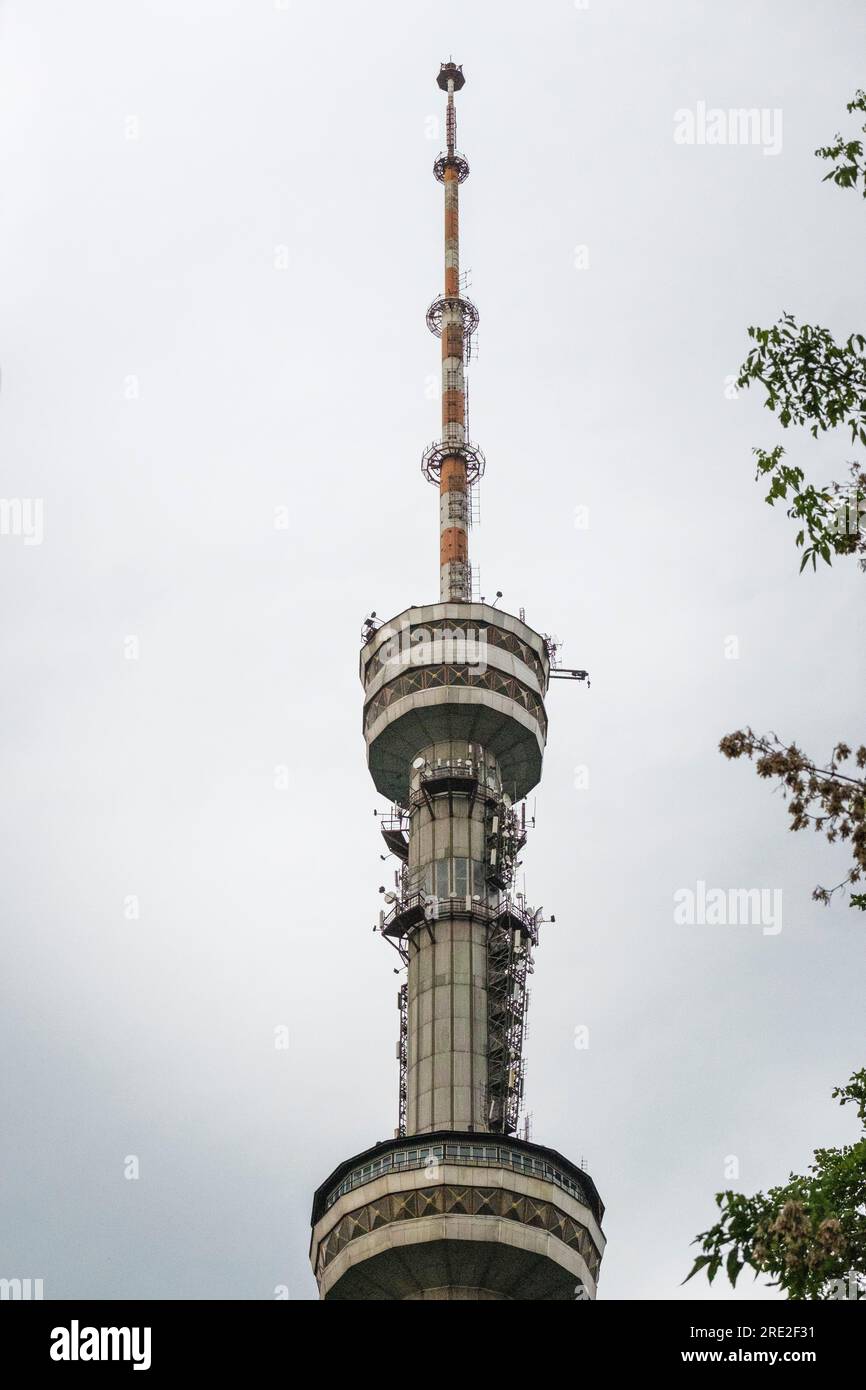 Kazakistan, Almaty. Torre delle comunicazioni e della televisione. Foto Stock