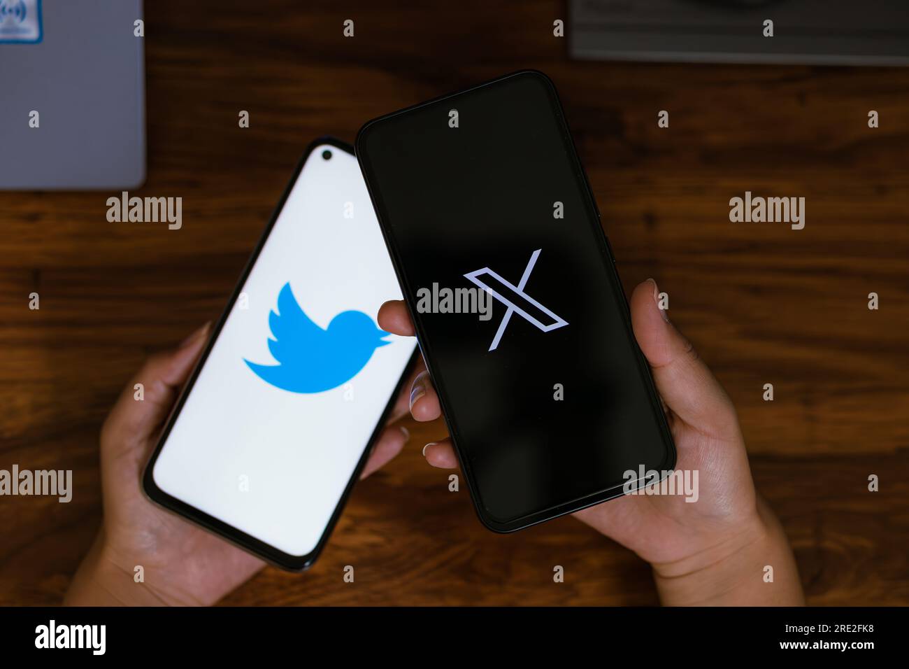 Nuovo logo Twitter X. Twitter ha cambiato il logo dell'applicazione con X. Twitter News. X nuovi social media. Foto Stock