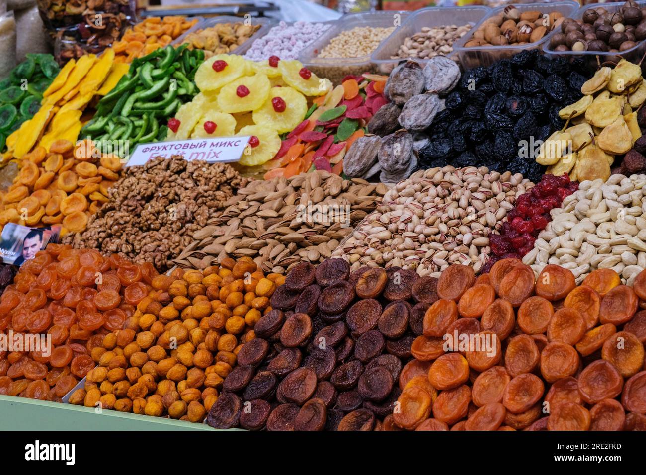 Kazakistan, Almaty. Frutta secca e noci nel Bazar verde. Foto Stock