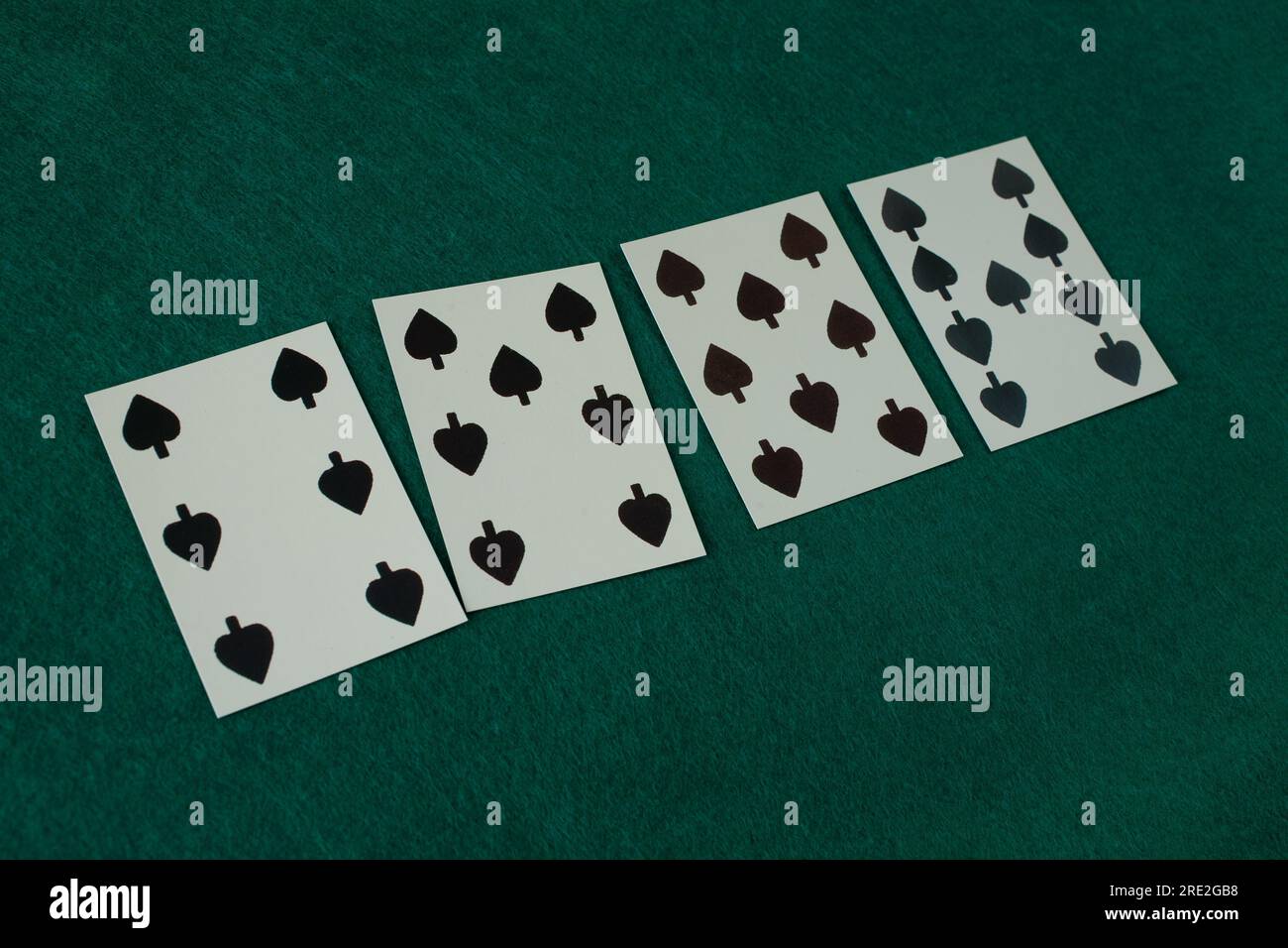 Carta da gioco del vecchio West sul tavolo da gioco verde. Foto Stock