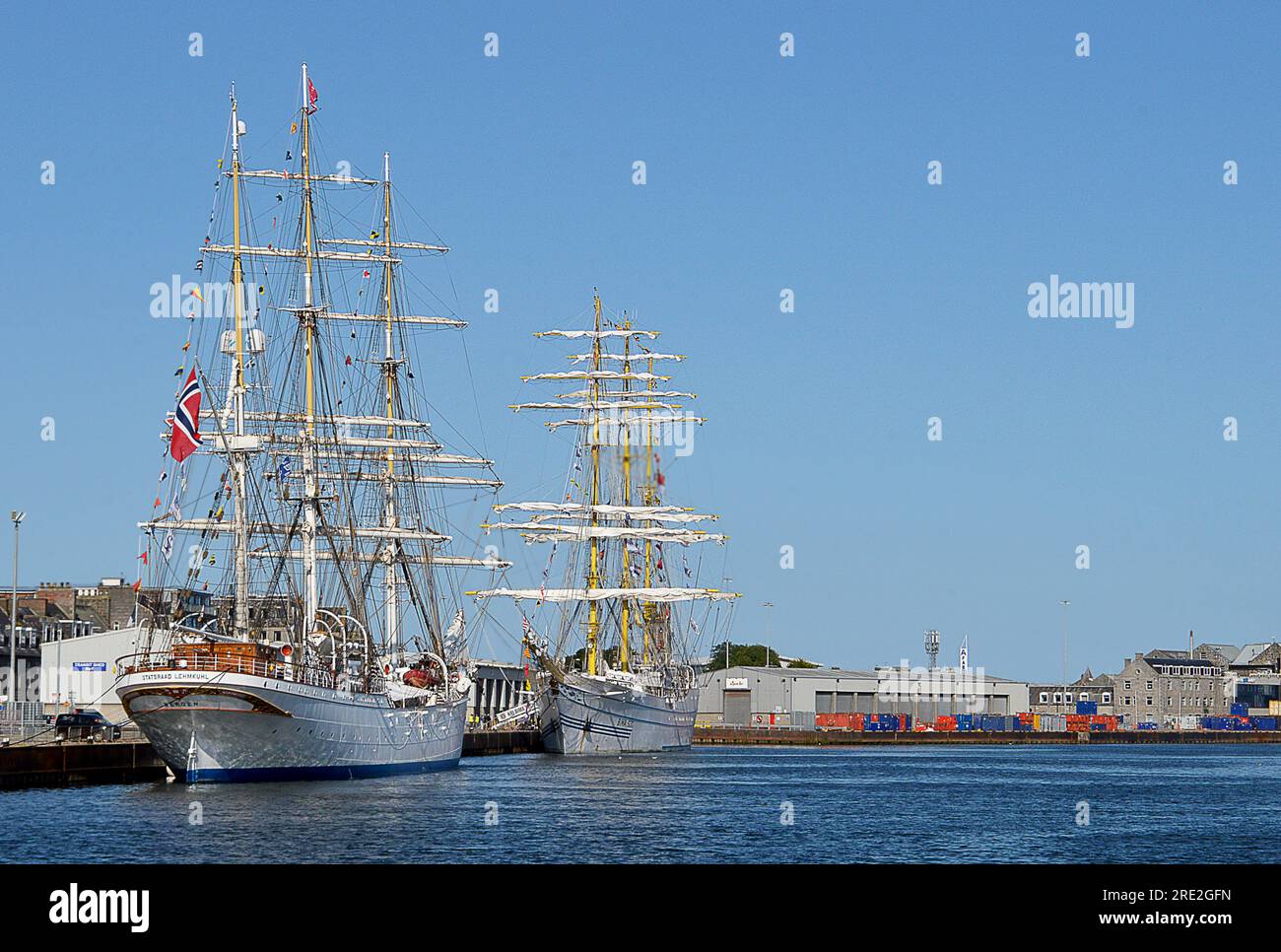 ABERDEEN, SCOZIA - 22 LUGLIO 2023: Il barque norvegese Statsraad Lehmkuhl e il Bima Suci della marina indonesiana. addestramento delle navi a vela legate al Foto Stock