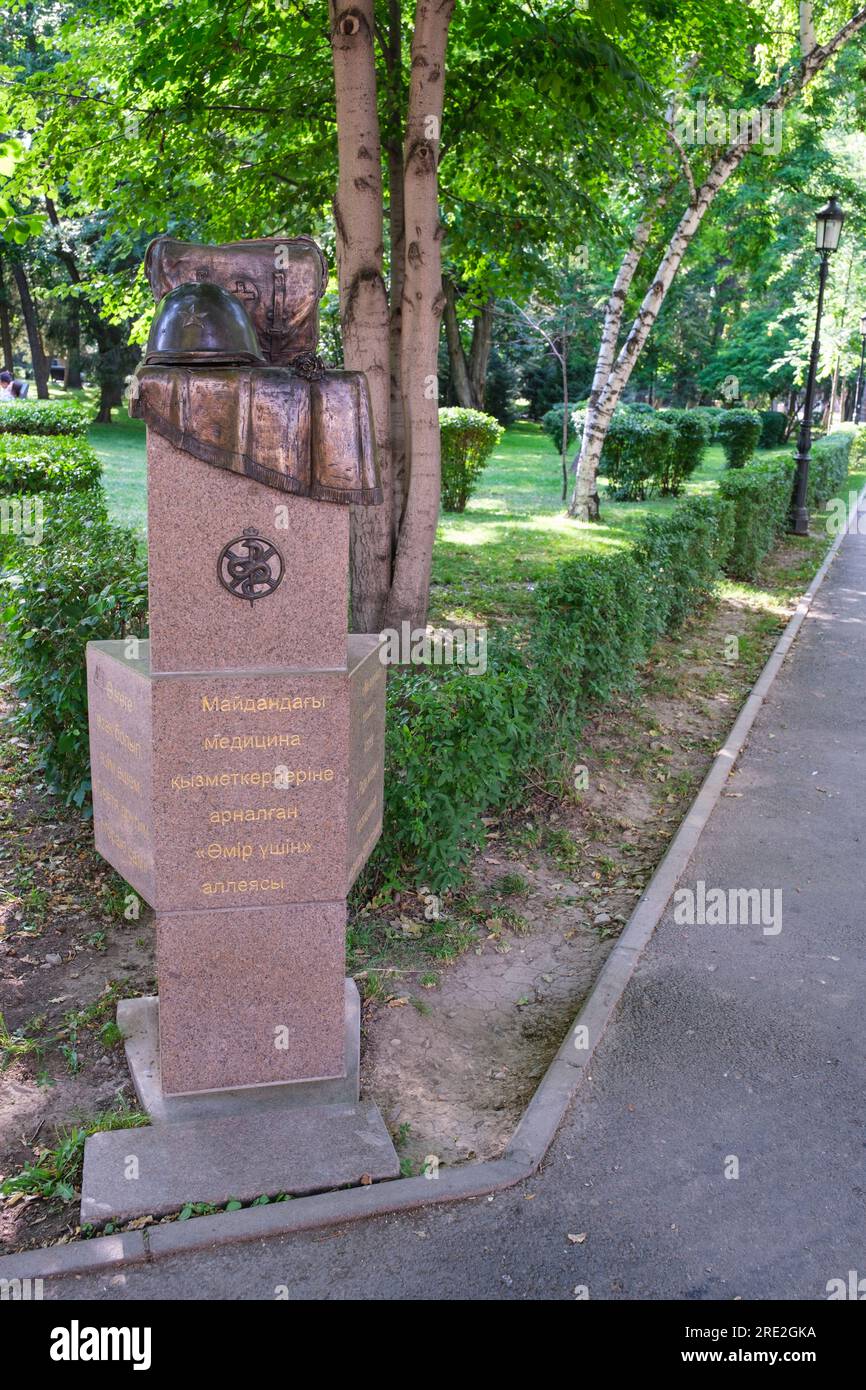 Kazakistan, Almaty. Parco delle 28 guardie di Panfilov. Monumento originariamente per le vittime della seconda guerra mondiale, ora anche per le vittime della COVID. Foto Stock