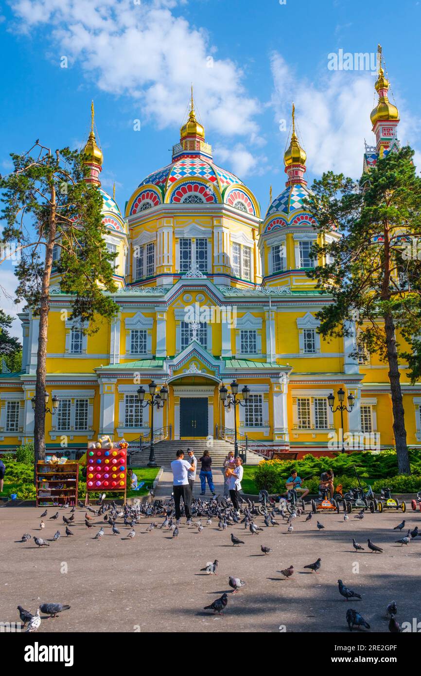 Kazakistan, Almaty. Attività pomeridiana di fronte alla cattedrale dell'Ascensione, ortodossa russa. Foto Stock