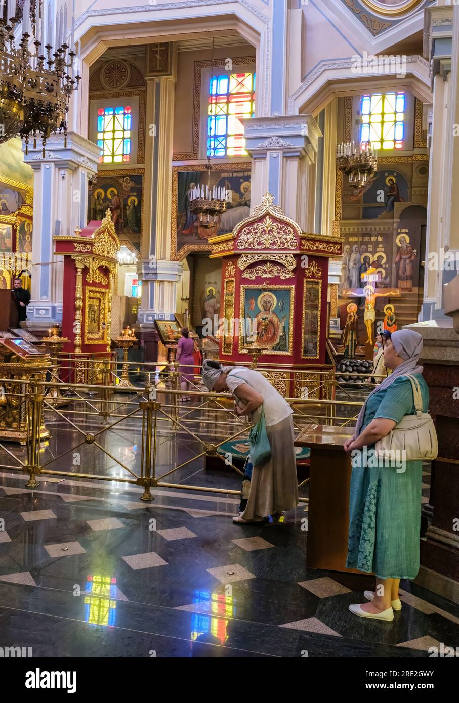 Kazakistan, Almaty. Cattedrale dell'Ascensione, ortodossa russa. Adoratori che partecipano alla messa del tardo pomeriggio. Foto Stock