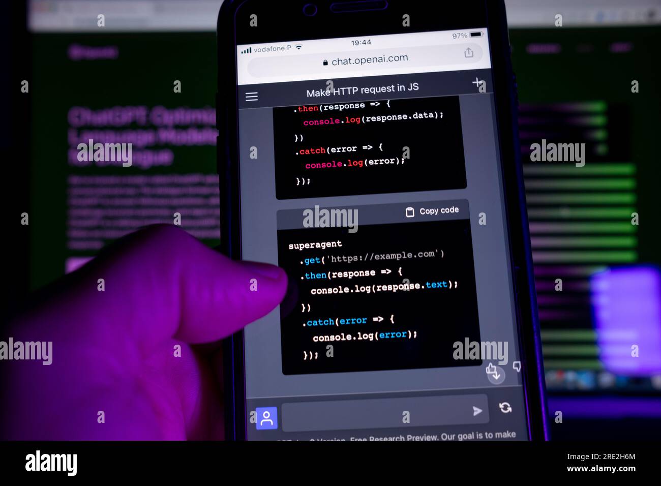 Azzorre, Portogallo - 16.01.2023: Smartphone con ai Chat GPT risposta rapida della programmazione del codice. Sullo sfondo uno schermo di un notebook con la pagina Web ChatGPT. Foto Stock