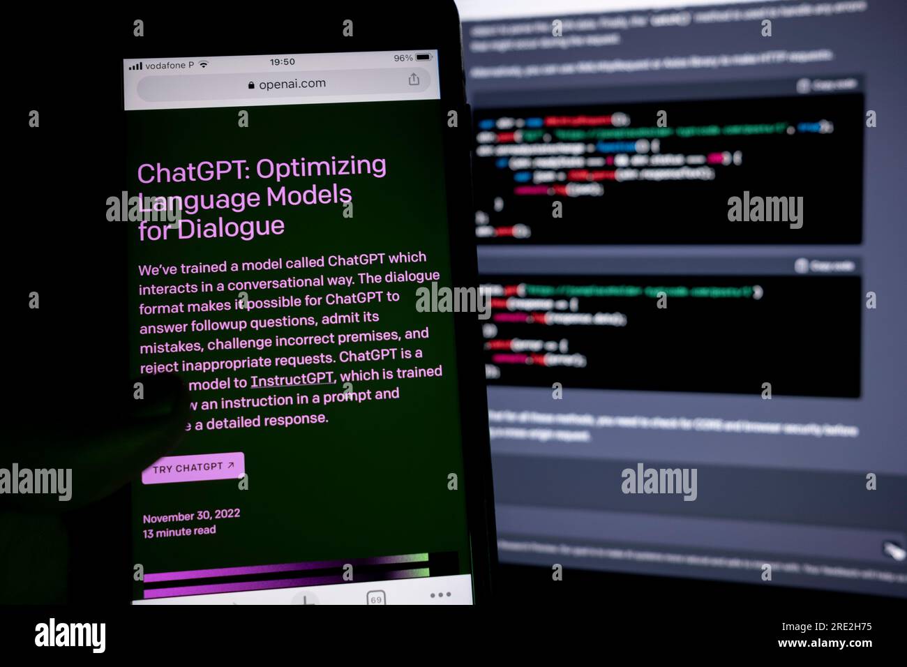 Azzorre, Portogallo - 16.01.2023: Schermata dello smartphone con pagina iniziale GPT ai Chat. Sviluppato da OpenAI. Sullo sfondo uno schermo di un laptop con codice ChatGPT Foto Stock