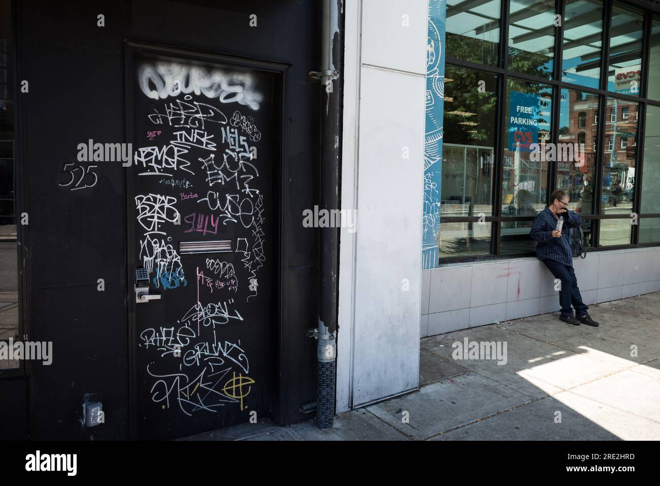 Seattle, Stati Uniti. 13 luglio 2023. Graffiti freschi nel quartiere Queen Anne. Foto Stock