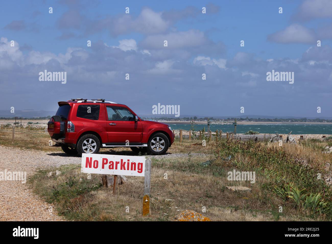 Luglio 2023 - nessun cartello di parcheggio con SUV rosso nell'area di svolta sulla spiaggia di Church Norton, Selsey, West Sussex, Inghilterra, Regno Unito. Foto Stock