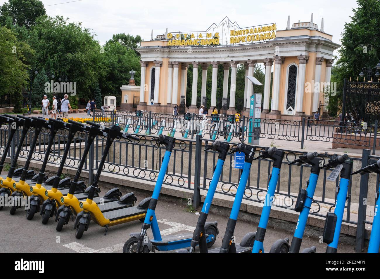 Kazakistan, Almaty. Ingresso al Central Park for Culture and Recreation. Scooter in affitto. Foto Stock