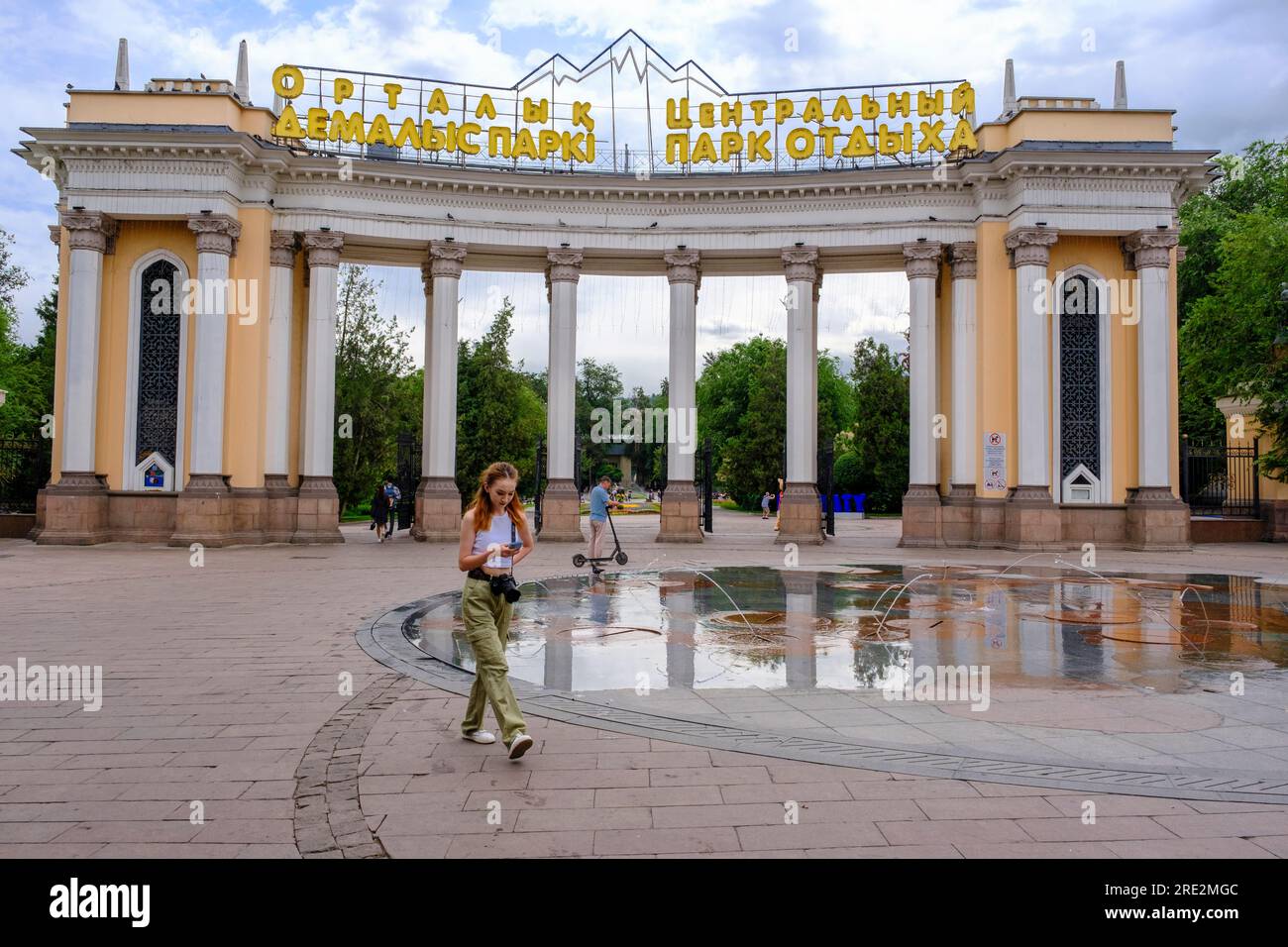Kazakistan, Almaty. Ingresso al Central Park for Culture and Recreation. Foto Stock