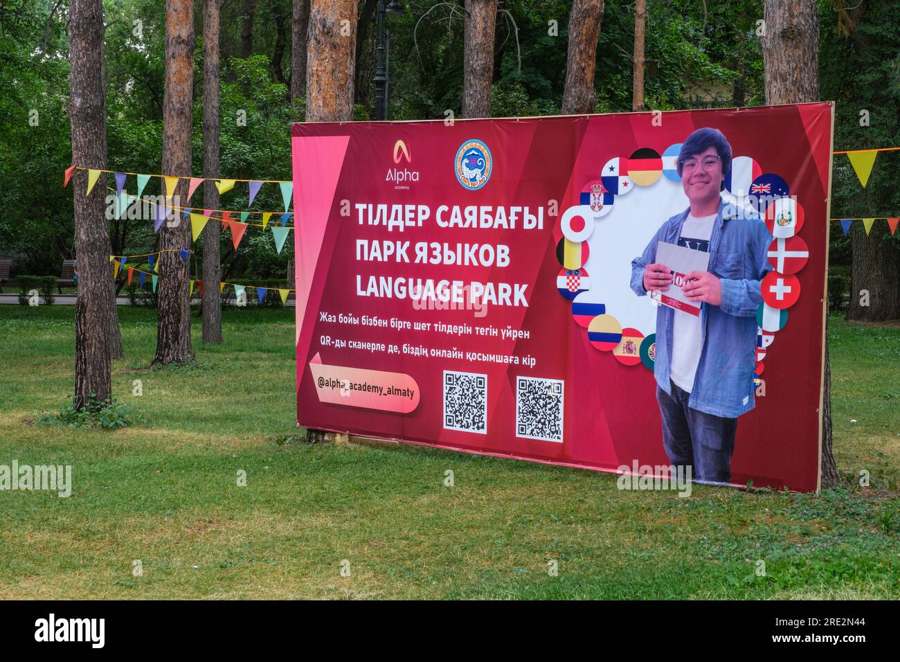 Kazakistan, Almaty. Banner che annuncia la disponibilità di corsi di lingua. Foto Stock