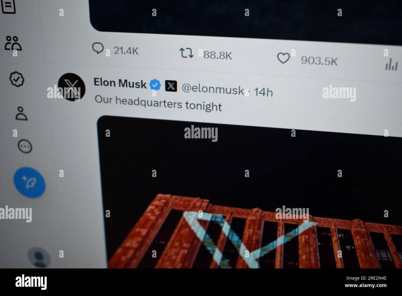 La foto mostra che Elon Musk ha cambiato il famoso logo uccello di Twitter con il nuovo logo ''X''. La foto mostra che Elon Musk ha cambiato il famoso logo dell'uccello Foto Stock