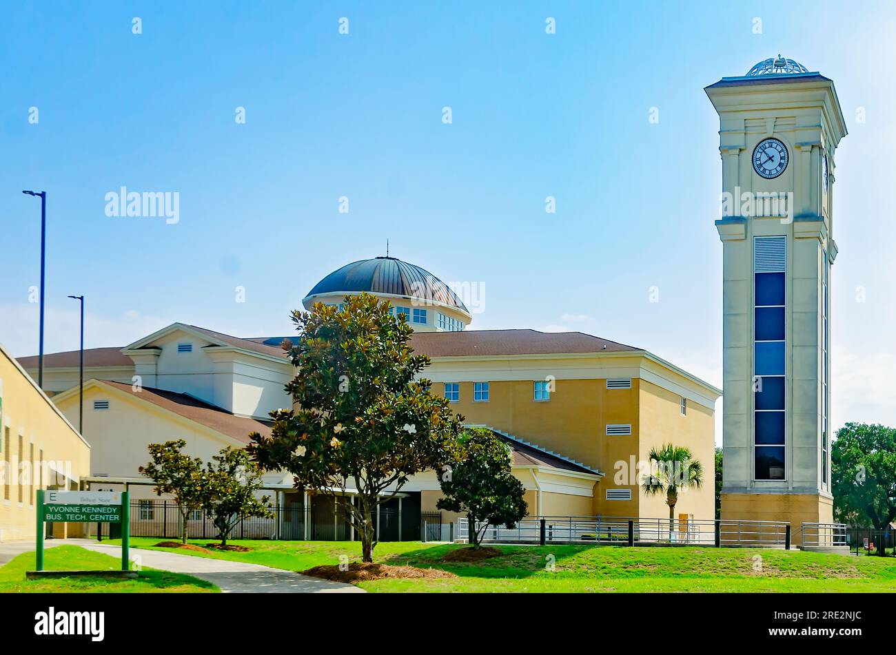 Lo Yvonne Kennedy Business Technology Center, insieme alla torre dell'orologio, è raffigurato al Bishop State Community College di Mobile, Alabama. Foto Stock