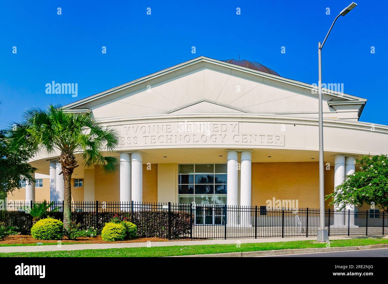Lo Yvonne Kennedy Business Technology Center è raffigurato al Bishop State Community College, il 27 giugno 2023, a Mobile, Alabama. Foto Stock