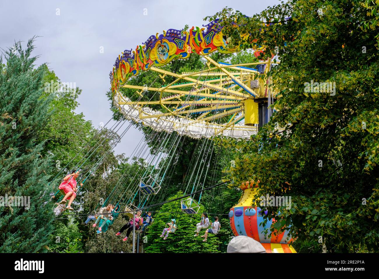 Kazakistan, Almaty. Central Park for Culture and Recreation, giostra nel parco divertimenti. Foto Stock