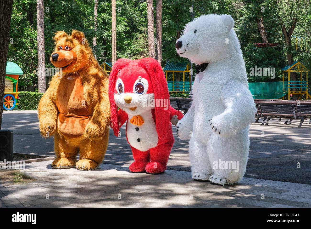 Kazakistan, Almaty. Central Park for Culture and Recreation. Personaggi di benvenuto in costumi animali. Foto Stock