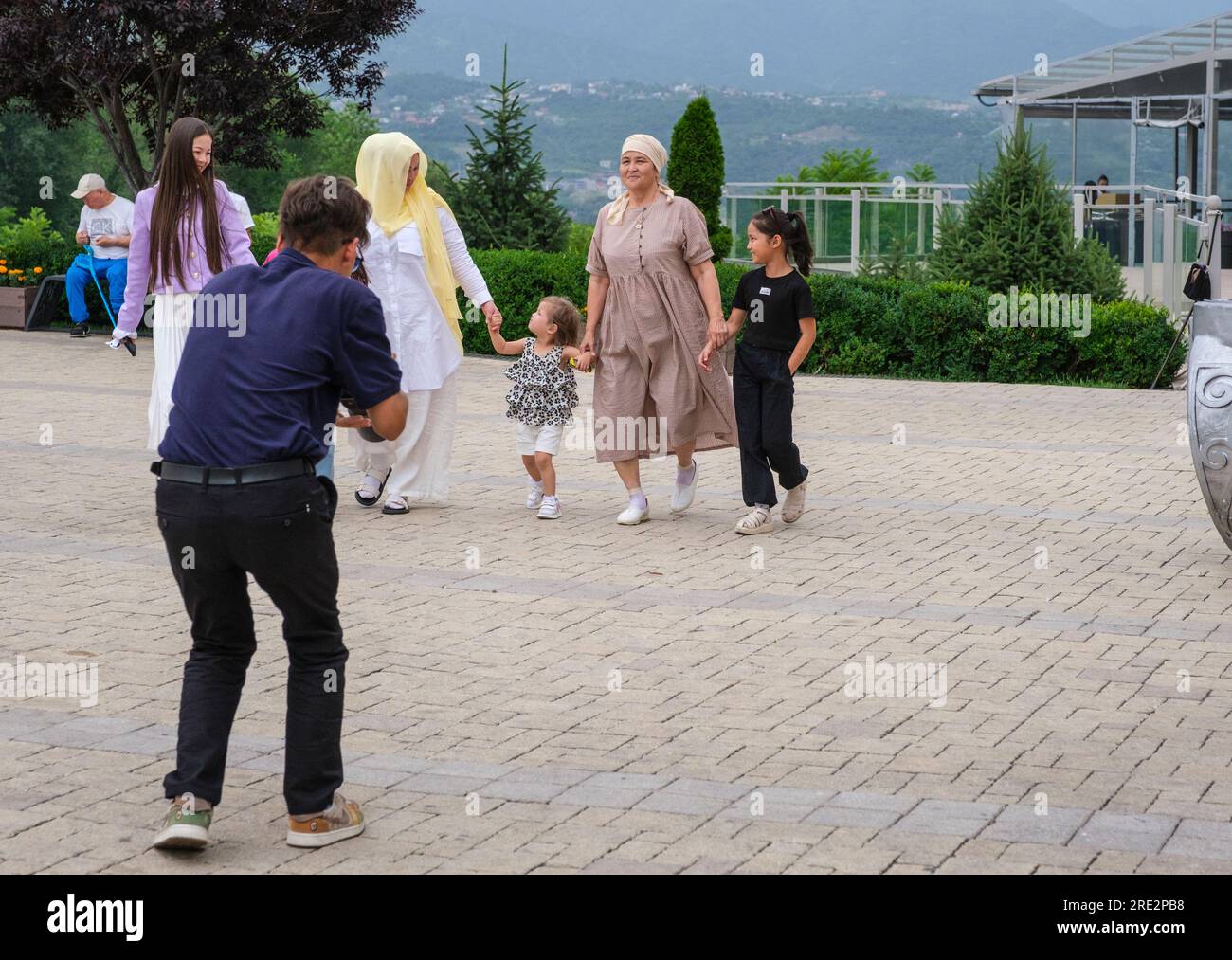 Kazakistan, Almaty. Fotografare una famiglia al Kok-Tobe Park. Foto Stock