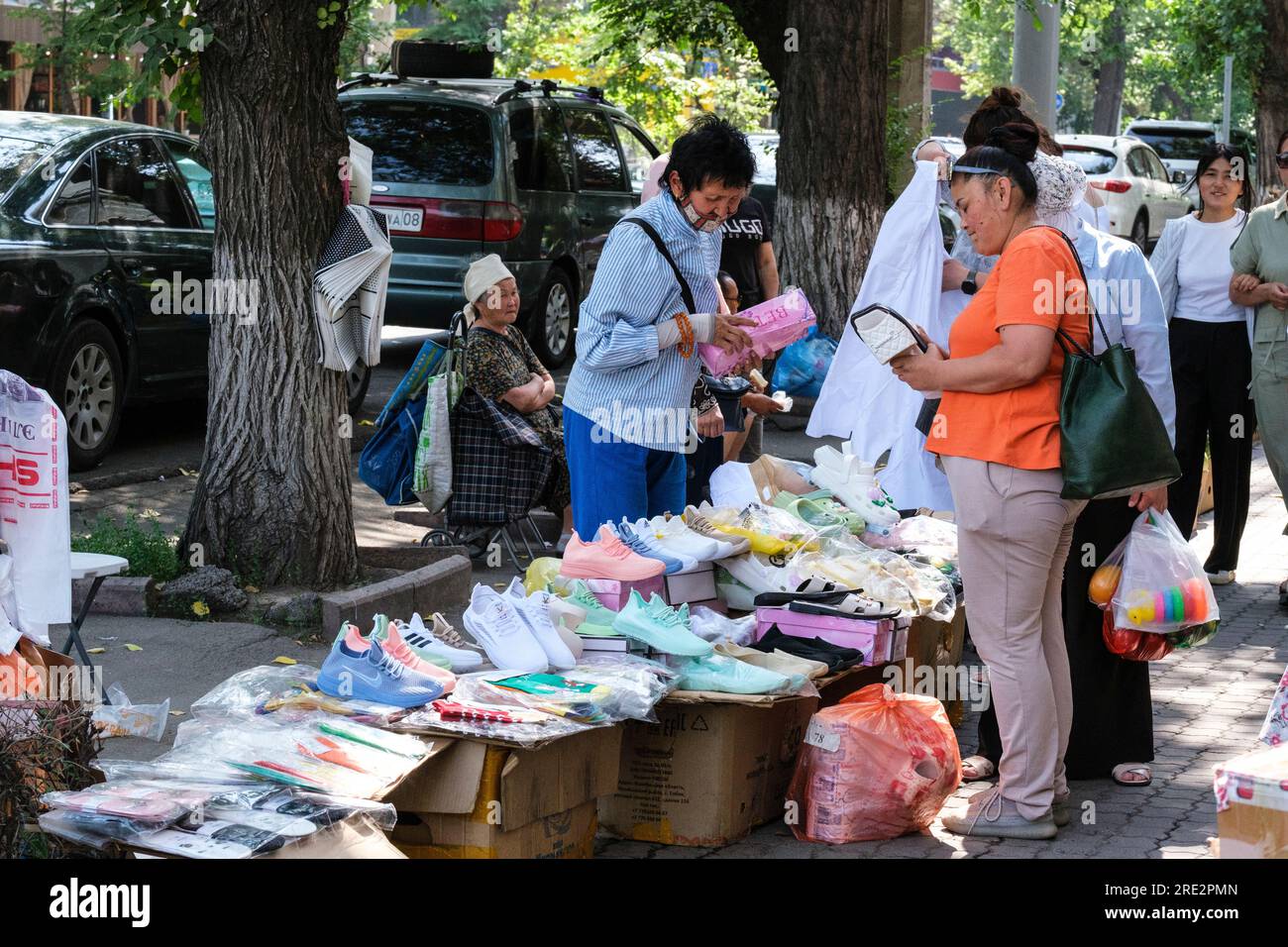 Kazakistan, Almaty. Venditori ambulanti vicino al Green Bazaar. Foto Stock