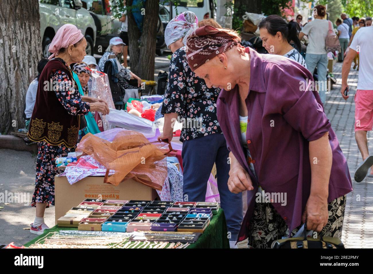 Kazakistan, Almaty. Venditori ambulanti vicino al Green Bazaar. Foto Stock