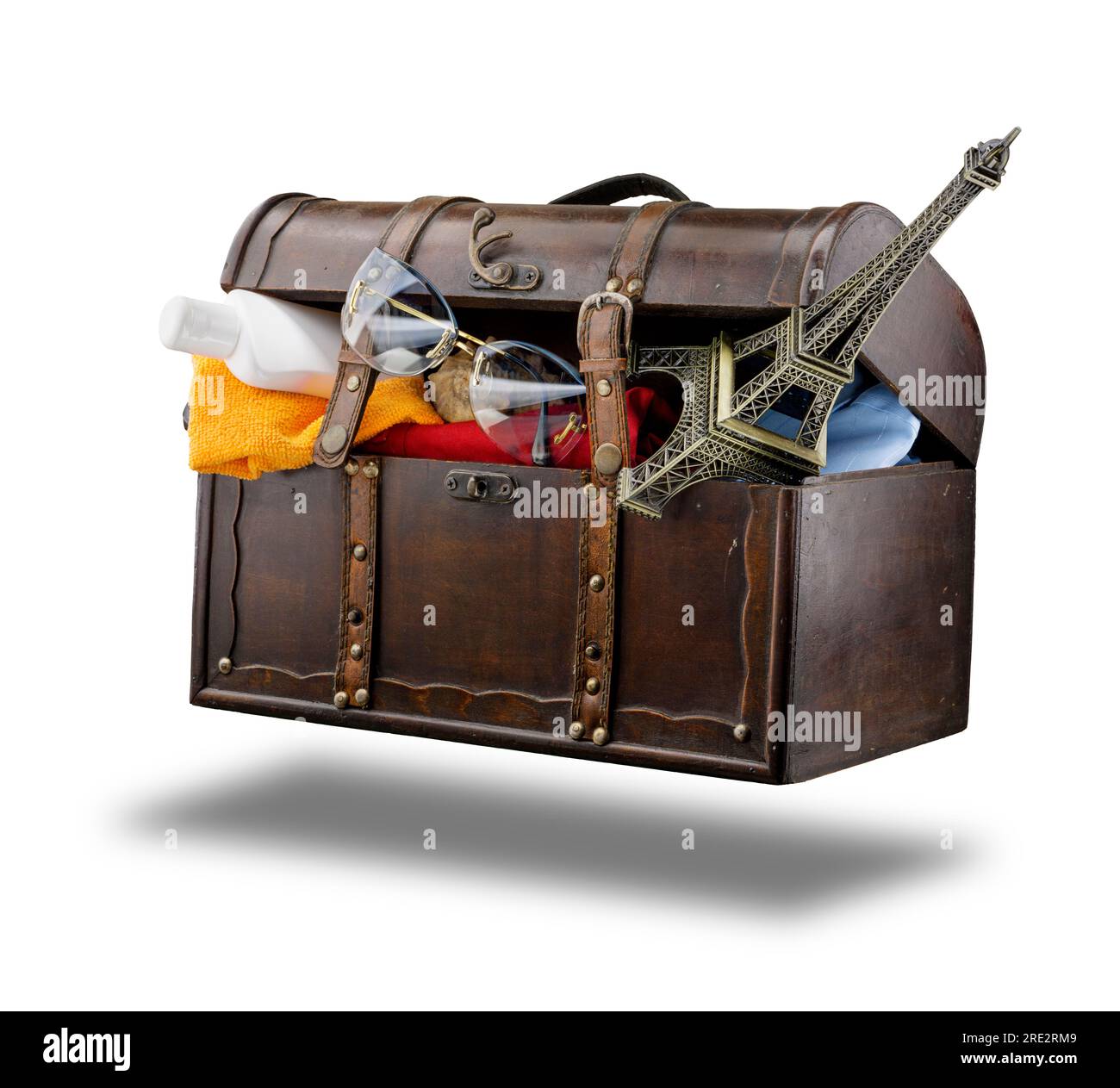 Tronco mobile, su sfondo bianco. Al suo interno, accessori e simboli della festa. Nel bagagliaio: Bottiglia di crema solare bianca, asciugamano, vetro solare Foto Stock