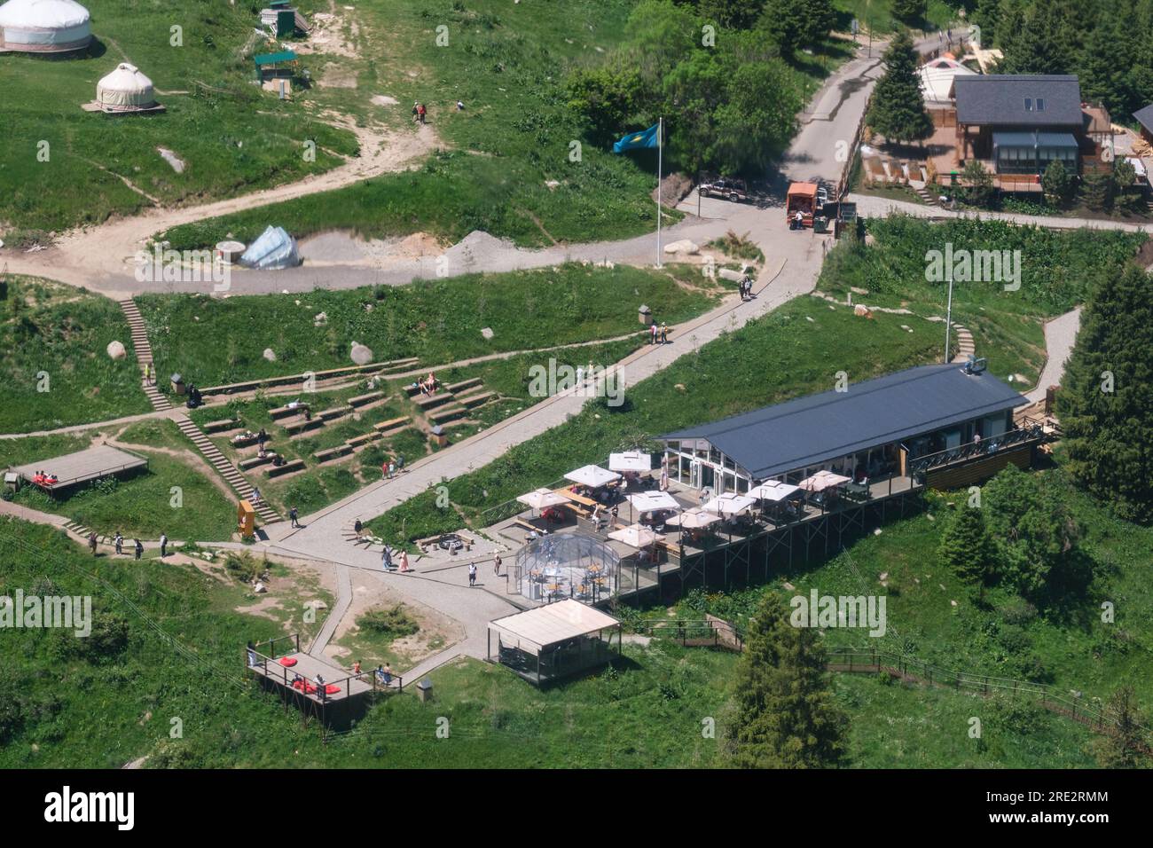 Kazakistan, stazione sciistica di Shymbulak. Area balneare con sorgenti calde e fredde vista dalla funivia. Foto Stock