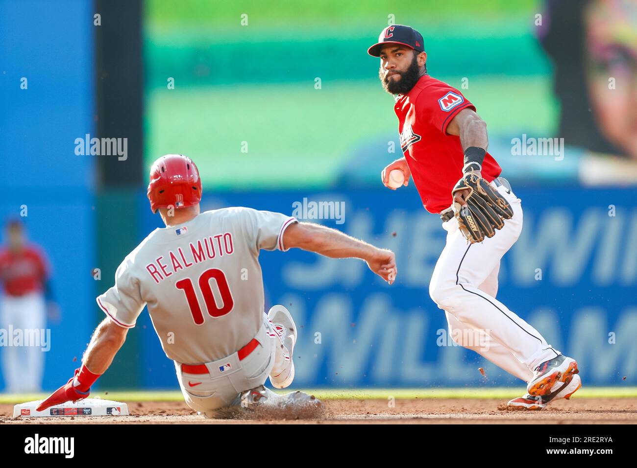 L'interbase dei Cleveland Guardians Amed Rosario (1) evita uno scivolo del ricevitore J.T. dei Philadelphia Phillies Realmuto (10) per completare una doppia riproduzione durante un ML Foto Stock