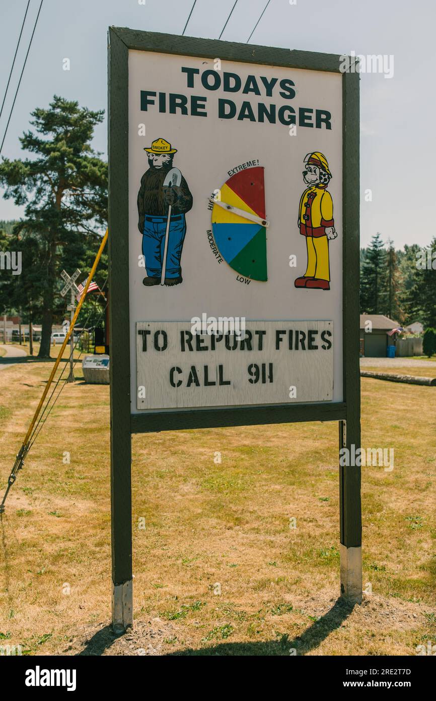 Smokey Bear e Sparky il cane da fuoco firmano a Wilkeson, Washington, riportando un alto livello di pericolo di incendio, "Today's Fire Danger" Foto Stock
