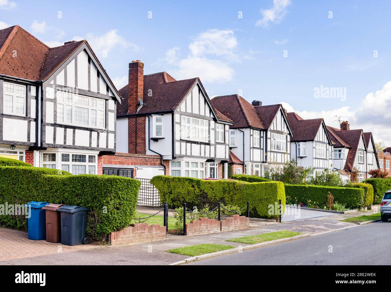 Case unifamiliari in stile Tudor in bianco e nero su una strada suburbana a Hatch End, Harrow, Londra, Regno Unito Foto Stock