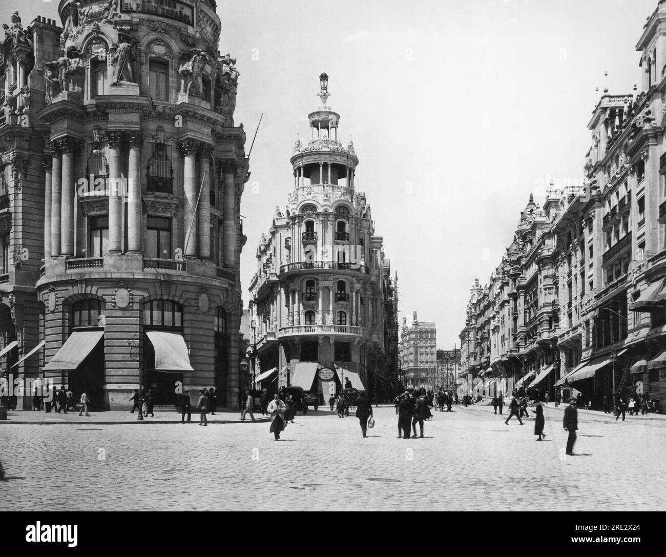 Madrid, Spagna c 1925 Grand via, la principale via degli affari di Madrid, che si dirama da Calle Alcala. Foto Stock