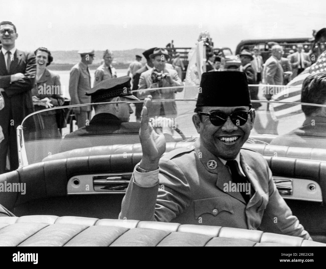 Washington, D.C.: 16 maggio 1956 il presidente indonesiano Sukarno onda durante una corteo durante il suo viaggio negli Stati Uniti. Foto Stock
