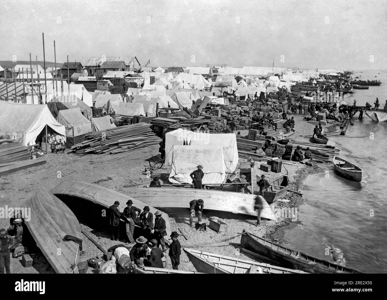 Nome City, Alaska c. 1899 la spiaggia di nome, Alaska, dove si è scoperto l'oro. Nell'estate del 1899 sono stati prelevati oltre 2 milioni di dollari. Foto Stock