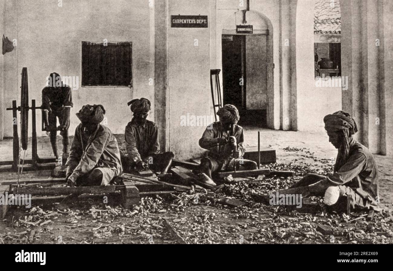 Bombay, India: 22 giugno 1919 la perdita di arto non impedisce ai soldati feriti delle forze indiane che erano disabili nella prima guerra mondiale di diventare buoni falegnami alla Queen Mary's Technical School. Questa era una mostra dell'Istituto della Croce Rossa per gli uomini invalidi e disabili e dell'Istituto della Croce Rossa per i ciechi. Foto Stock