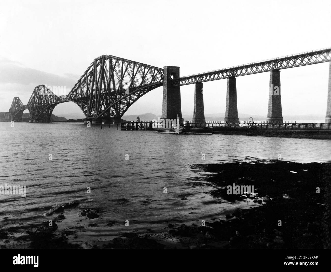 Edimburgo, Scozia, Regno Unito: c. 1922 il Forth Bridge attraverso il Firth of Forth vicino al Queens Ferry in Scozia. Foto Stock