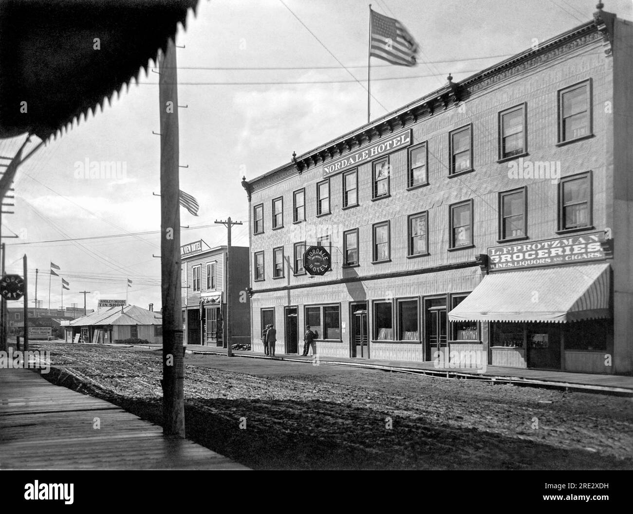 Fairbanks, Alaska: 20 agosto 1910 la strada principale di Fairbanks, Alaska, ancorata al Nordale Hotel. Bruciò nel 1923, poco dopo che il presidente Harding vi rimase. Foto Stock