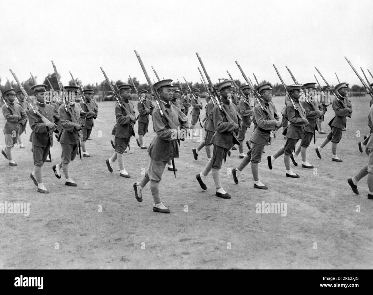 Pechino, Cina 22 agosto 1923 i membri dell'esercito del generale Wu Pei-fu, il più grande militarista e stratega cinese, stanno seguendo la loro formazione. Sono loro il vero potere dietro Pechino. Eccoli in marcia nel loro stile particolare. Foto Stock