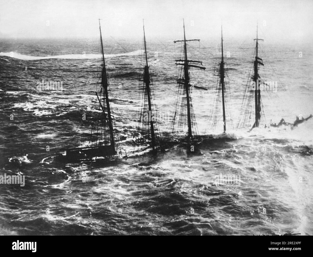 Lizard Point, Inghilterra: 27 febbraio 1923 il relitto del barquentino tedesco a cinque alberi "Adolf Vinnen", al largo della Lizard nell'Inghilterra meridionale. L'equipaggio è stato salvato ma il capitano e gli ufficiali non sono riusciti ad arrivare alla linea di soccorso durante il gelo e hanno dovuto passare la notte attaccati al mizzen albero prima di essere salvati al mattino. Foto Stock