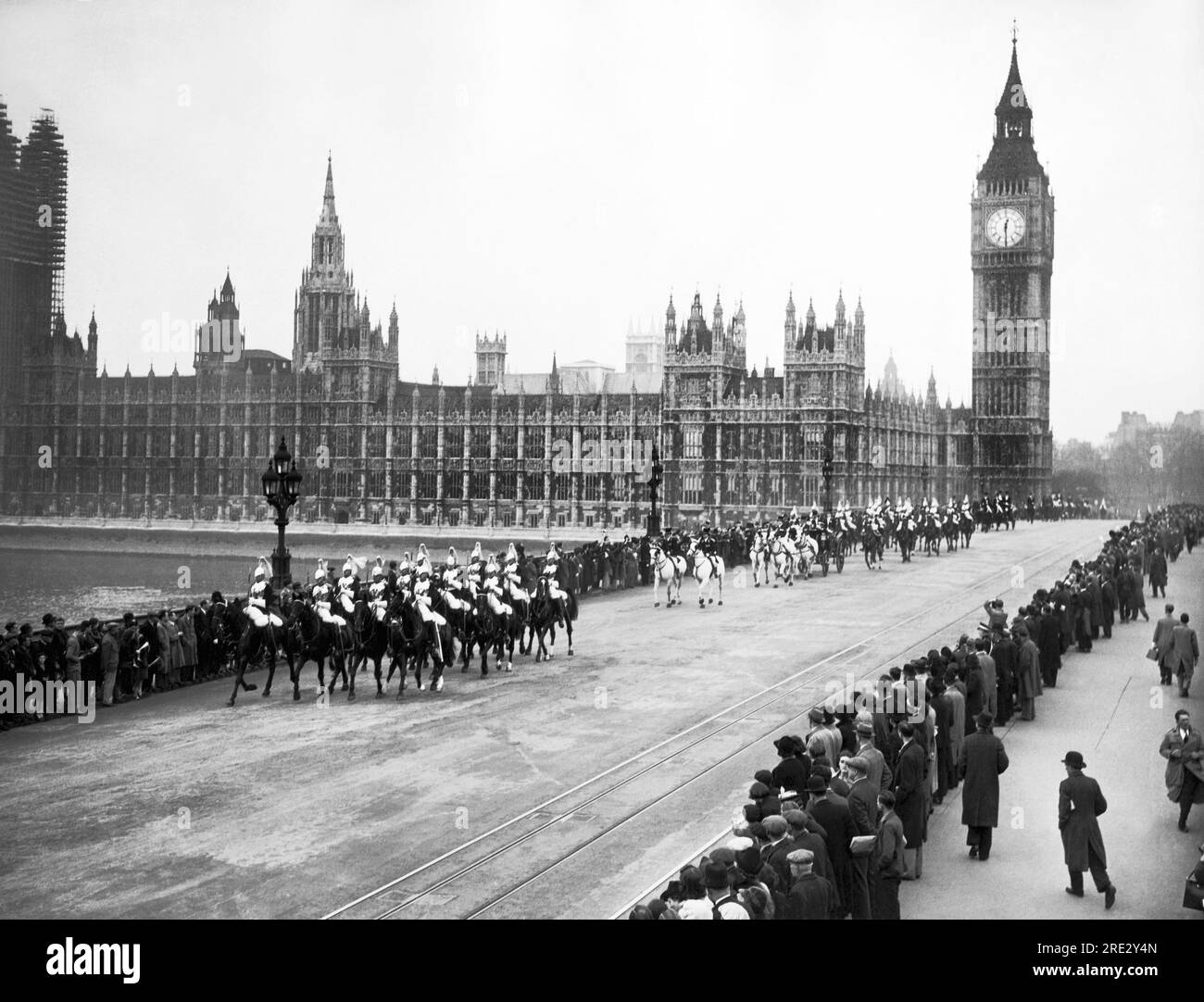 Londra, Inghilterra: 6 maggio 1939 il re e la regina e altri membri della famiglia reale nella Royal Procession over Westminster Bridge sulla loro strada per Waterloo Station oggi. Stanno partendo per visitare il Canada e gli Stati Uniti Foto Stock