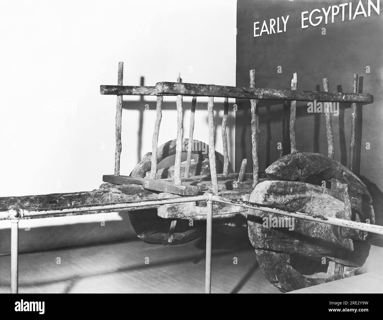 New York, New York: 1938 un antico carro di buoi egiziano in disparte nel Rockefeller Center. Fu usato circa 200 a.C. per trasportare animali sacri al sacrificio. Foto Stock