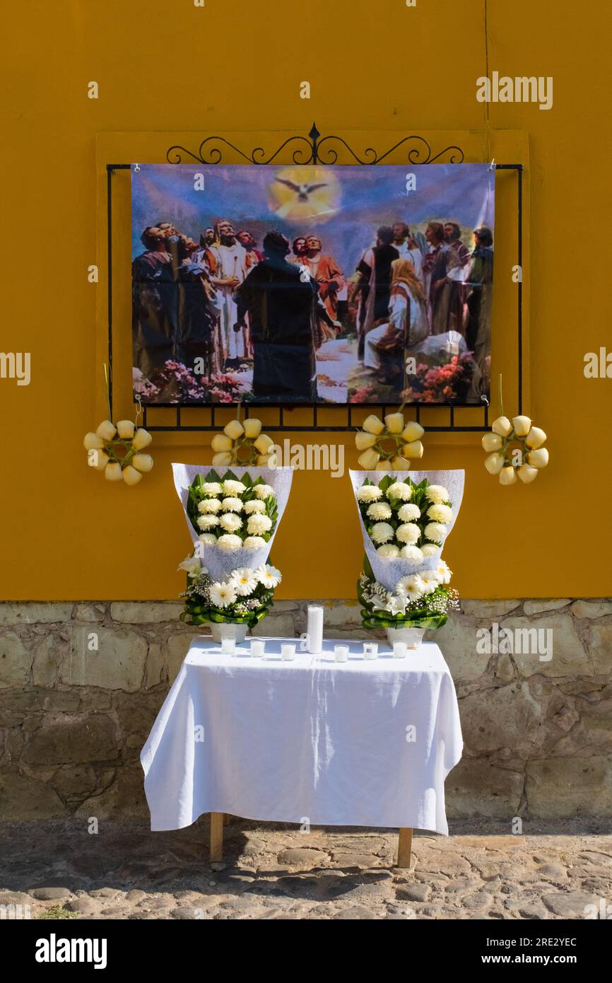 Altare allestito di fronte a una casa durante la settimana Santa (Pasqua) nella città di Oaxaca, Messico Foto Stock