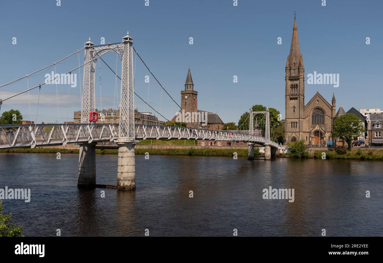Inverness, Scozia, Regno Unito. 3 giugno 2023. La Free Church of Scotland si affaccia. Il ponte pedonale River Ness e Greig Street attraversano il fiume Ness, Inver Foto Stock